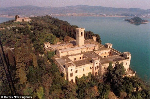 Old castle on Lake Trasimeno is up for sale for €4 million | Photo 1 | ee24
