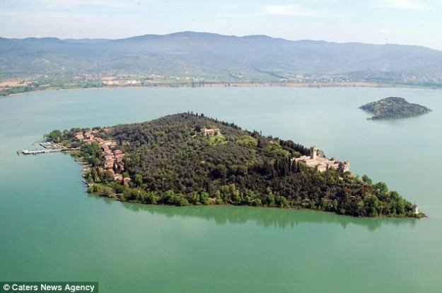 Old castle on Lake Trasimeno is up for sale for €4 million | Photo 2 | ee24