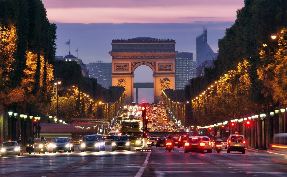 Paris is getting cheaper, but “square” is still exceeding €7,800