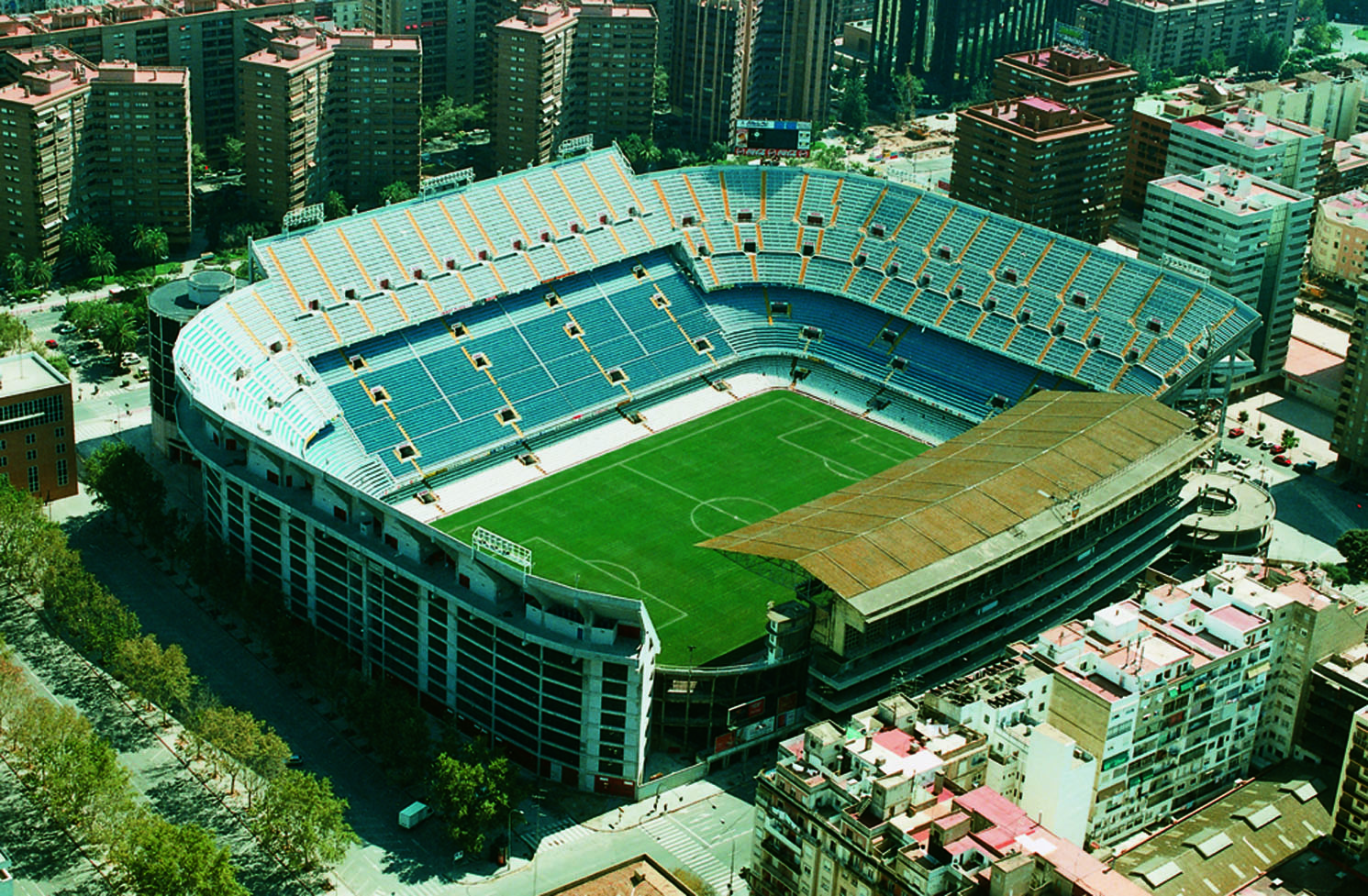 How much is the housing near the stadiums of best Spanish football teams? | Photo 9 | ee24