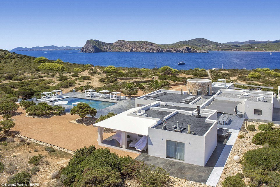 Cozy Island For The Elite Cristiano Ronaldo And Ronnie Wood