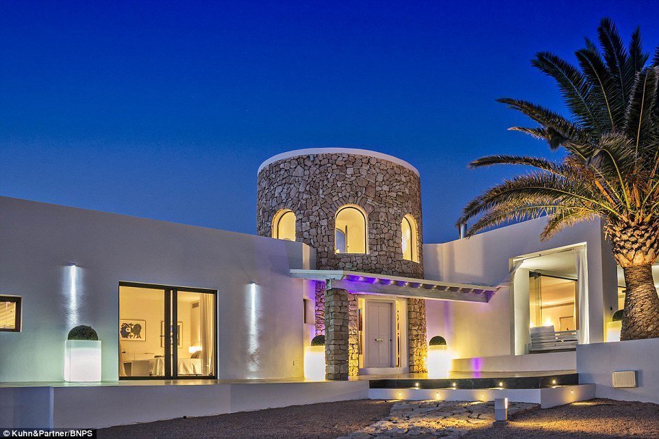 Cozy Island For The Elite Cristiano Ronaldo And Ronnie Wood