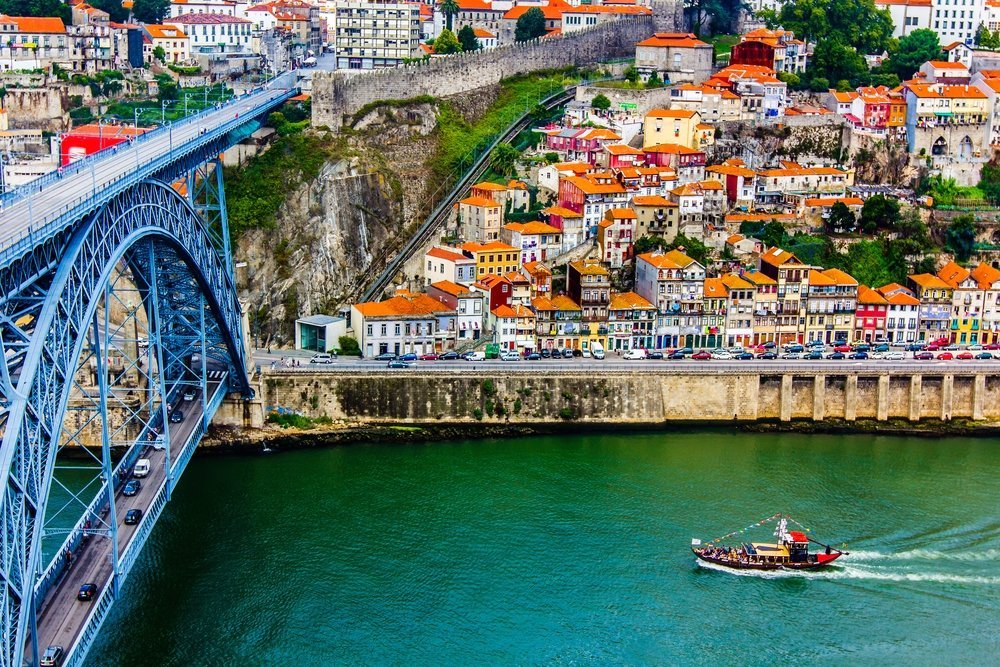 The flow of tourists in Portugal increased significantly
