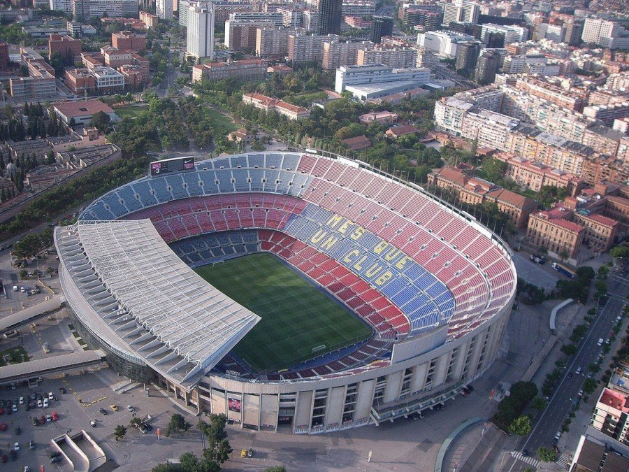 How much is the housing near the stadiums of best Spanish football teams?