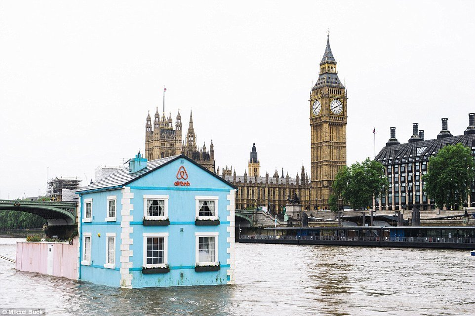 A floating house in London – life on the Thames!