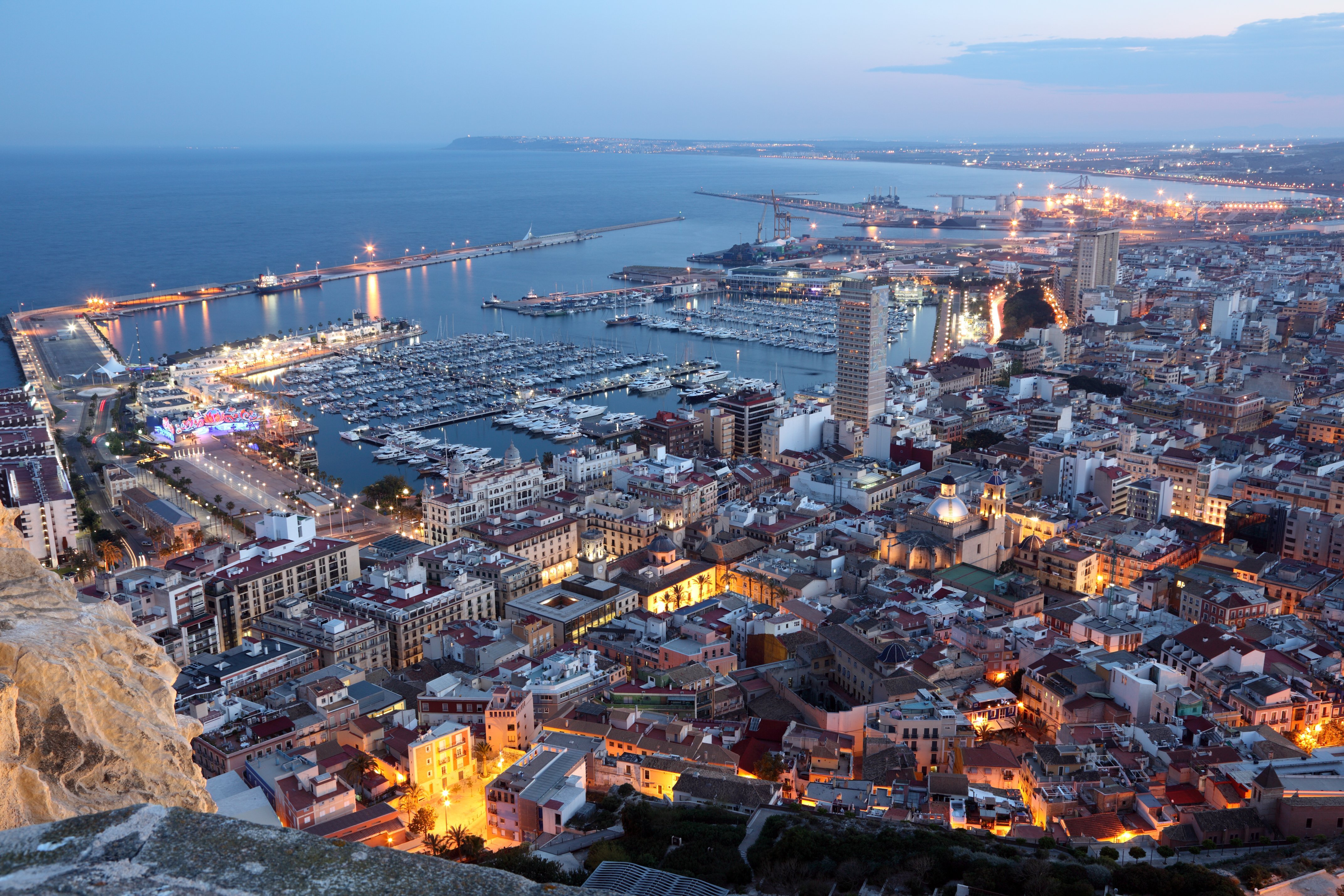 Foreigners make more than 50% of property purchases in Alicante 