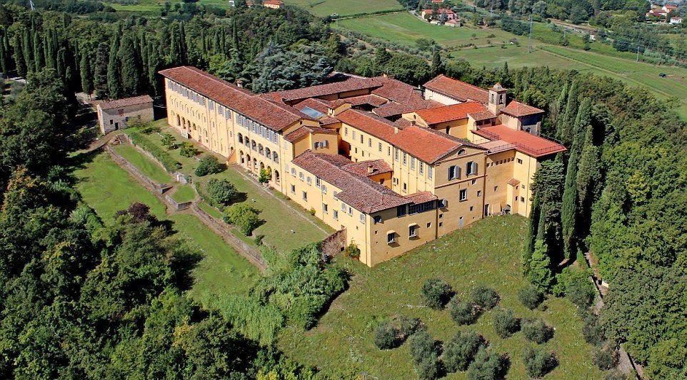 Go to the monastery ... for €18 million in Tuscany!