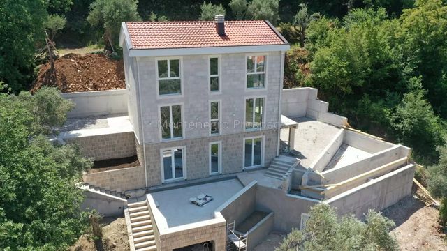 Villa in Rijeka Reževići