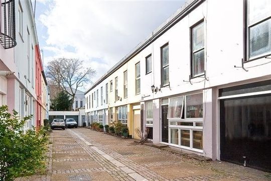 Detached house in London
