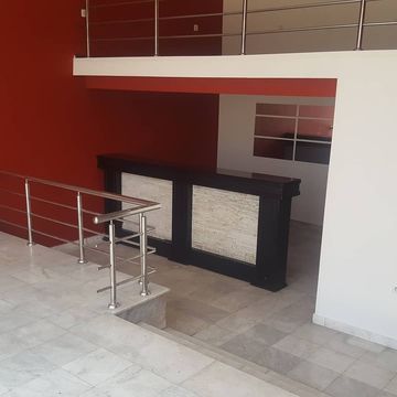 Commercial in Bar