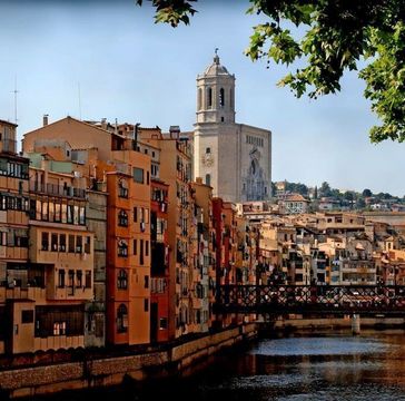Foreigners are buying up real estate in Girona