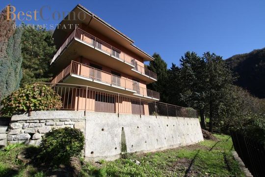 Detached house in Varenna