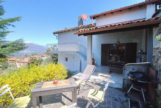 Detached house in Porto Valtravaglia