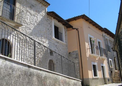 Semi-detached house in Roccacasale