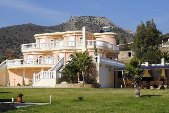 Villa in Alyki