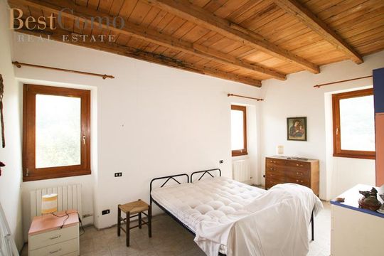 Detached house in Carlazzo