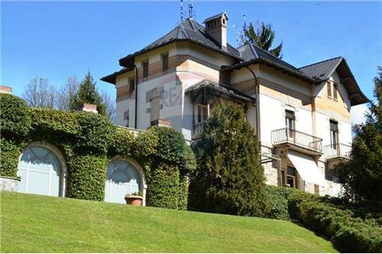 Villa in Marchirolo